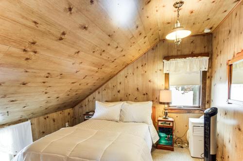 Giường trong phòng chung tại Ice Fishing On-Site! Brainerd Cabin on Rice Lake