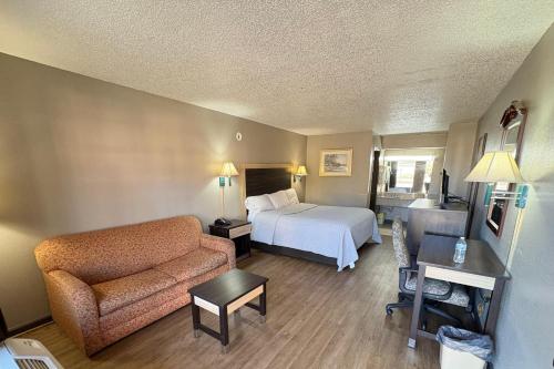 Giường trong phòng chung tại American Inn by Hotel O Selma US 80