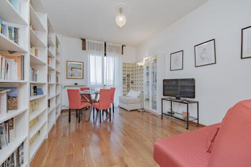 Stylish Apartment near Duomo, Near Metro, Balcony