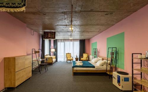 sypialnia z 2 łóżkami piętrowymi i salonem w obiekcie Residence Kavkasioni w mieście Telawi