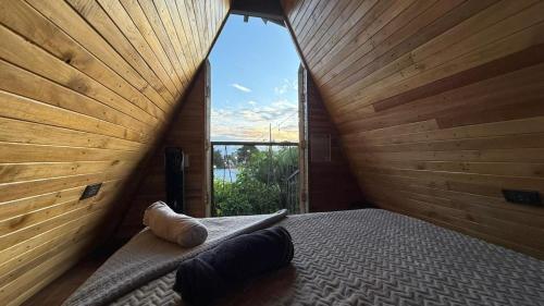 En eller flere senge i et værelse på Airport Traveler's home.