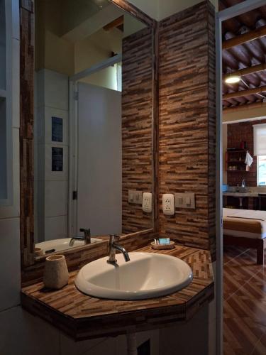 a bathroom with a sink and a mirror at Bungalows de Chotos in Los Órganos