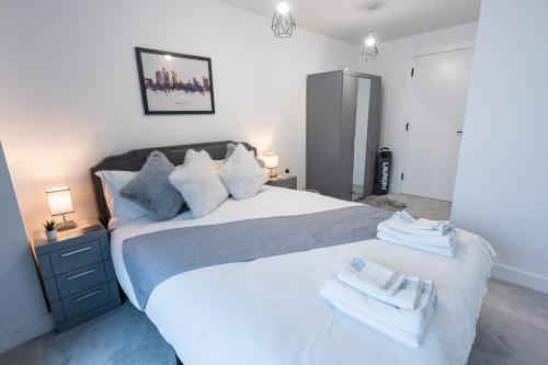 En eller flere senge i et værelse på Luxury 2 Bed Apartment, with a balcony city & canal view in Manchester City Centre!