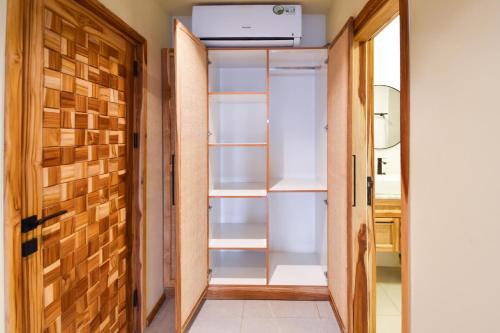 una stanza con una porta aperta e un armadio di Castle Residence Zanzibar a Jambiani