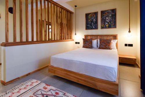 una camera da letto con un letto grande e una scala di Castle Residence Zanzibar a Jambiani