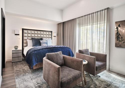 En eller flere senge i et værelse på Sunset Marquis Hotel