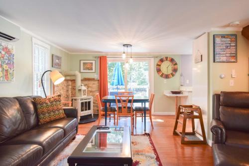 Et opholdsområde på Home Near Oceanside Beaches Dog Friendly