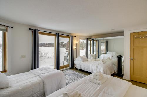 una camera con letti bianchi e una grande finestra di Brainerd Cabin on Rice Lake Near Snowmobiling a Brainerd