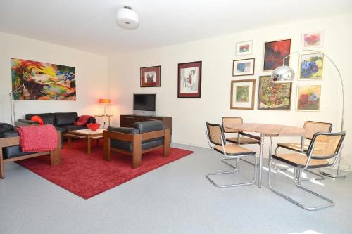 a living room with a table and a couch at Ferienwohnung Malerwinkel in Seedorf