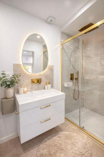 a bathroom with a white sink and a shower at Sublime logement neuf in Thaon-les-Vosges