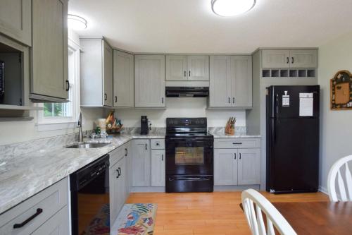 Kuchyň nebo kuchyňský kout v ubytování Stylish Home Dog Friendly Close to Beach