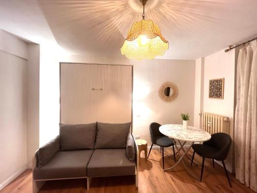 un soggiorno con un divano e un tavolo di Appartamento Moon River Monolocale a Limone Piemonte