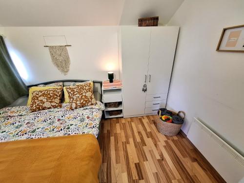 una piccola camera da letto con un letto e una scrivania di Boho House 5 camp Terme Catez with promotional tickets prices a Čatež ob Savi