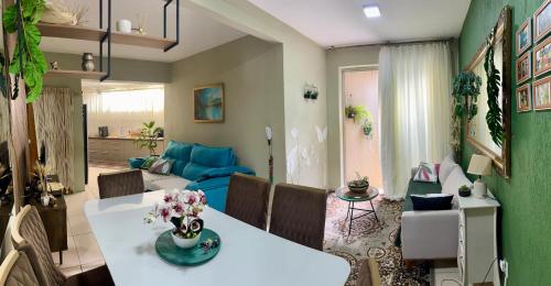 een keuken en woonkamer met een tafel en stoelen bij Casa verde 4 quartos in Goiânia