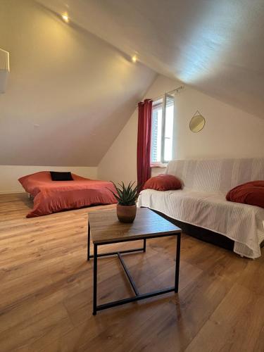 a room with two beds and a table in it at Ranteil in Albi