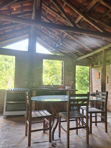 ein Esszimmer mit Tisch und Stühlen in der Unterkunft Casa rústica divertida in Florianópolis