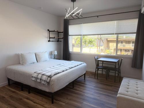 una camera da letto con un letto, un tavolo e una finestra di Waena Inn Unit 2 Newly Renovated Maui Private Suite a Wailuku