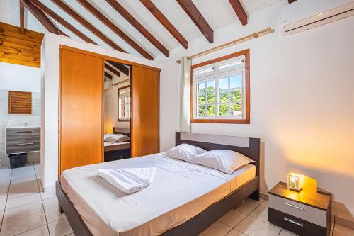una camera con letto e finestra di Villa Sofaia à sainte-rose, 9 pers, 3 chambres, vue mer et montagne, piscine privée a Sainte-Rose