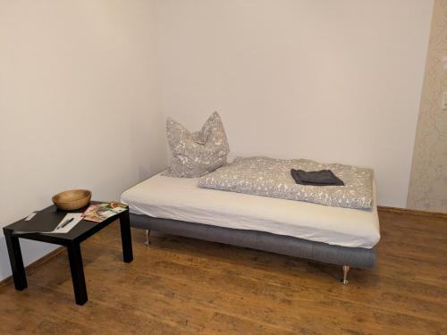 un letto con due cuscini e un tavolo di Ferienwohnung an der Klosterkirche in Nienburg a Nienburg