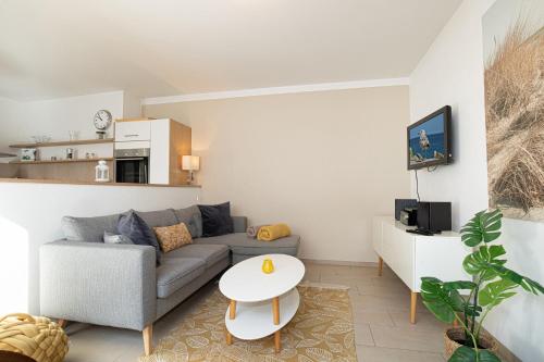 a living room with a couch and a table at Strandhaus Meeresperle in Ostseebad Sellin