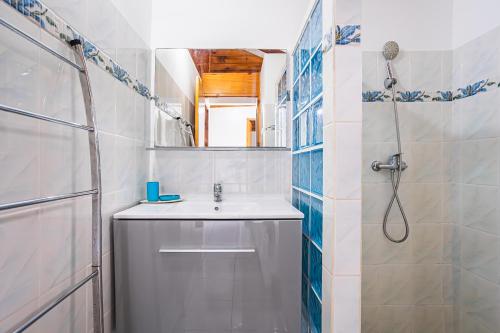 un bagno con lavandino e doccia di Villa Sofaia à sainte-rose, 9 pers, 3 chambres, vue mer et montagne, piscine privée a Sainte-Rose