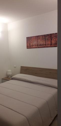 ein Schlafzimmer mit einem großen Bett mit Fenster in der Unterkunft Casetta Monterano in Canale Monterano