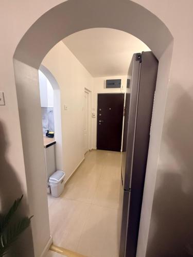 an archway leading into a hallway with a refrigerator at Studio Maria in Galaţi