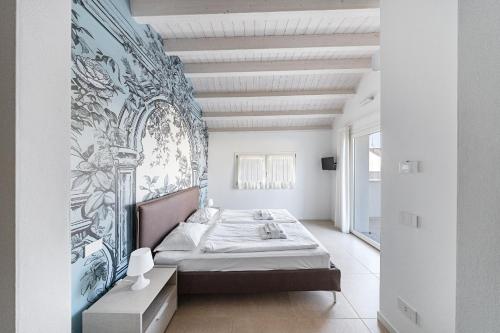 een slaapkamer met een bed en een muur met een muurschildering bij Villa Prestige in Sirmione