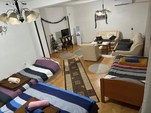 ein Wohnzimmer mit 3 Betten und einem Sofa in der Unterkunft Apartman Struga in Struga