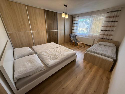 ein kleines Schlafzimmer mit 2 Betten und einem Stuhl in der Unterkunft Dom Udavské in Udavské