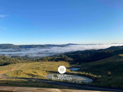 een luchtzicht op een berg met wolken in de vallei bij Rancho Sol Poente - Rancho Queimado - SC in Rancho Queimado