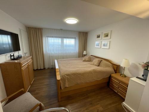 a bedroom with a bed and a television in it at Grünes Studio in Hameln