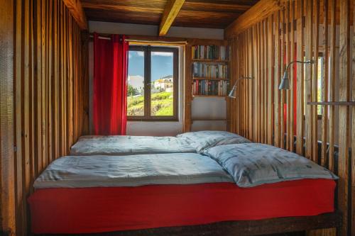 een bed in een kamer met een raam bij Madeira-Meerblick-Haus in Estreito da Calheta
