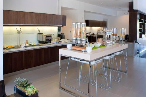 eine Küche mit einer Theke mit Hockern in der Unterkunft Element Vaughan Southwest in Vaughan