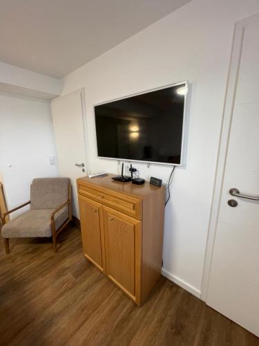 a room with a large flat screen tv on a wall at Grünes Studio in Hameln