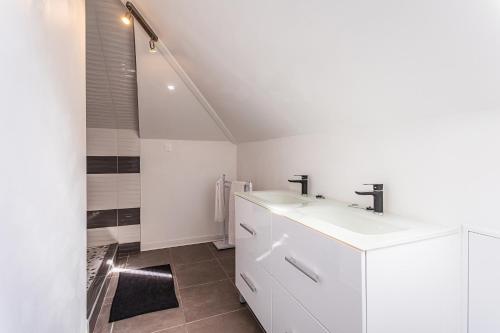 a white bathroom with a sink and a shower at appartement haut standing au grands fonds du moule, 6 pers, très spacieux in Le Moule