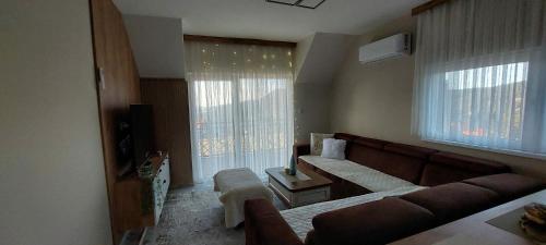 En eller flere senge i et værelse på Crown Apartmani Vlašić