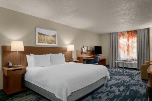 una camera d'albergo con un letto e una scrivania di Fairfield Inn Boise Airport a Boise