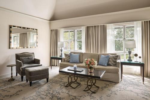 een woonkamer met een bank en een stoel bij Lafayette Park Hotel & Spa in Lafayette