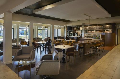 a restaurant with tables and chairs and a bar at Courtyard Los Angeles Torrance/Palos Verdes in Torrance