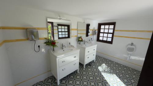 a bathroom with two sinks and a urinal at Almabella in Breña Baja