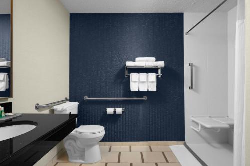 un bagno con un water e un lavandino di Fairfield Inn Boise Airport a Boise