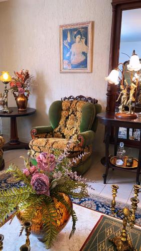 een woonkamer met een bank en een stoel bij Imperial in Lauro de Freitas