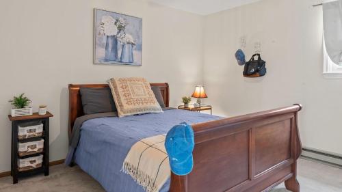 Giường trong phòng chung tại Hidden Bear by AvantStay A Central Location