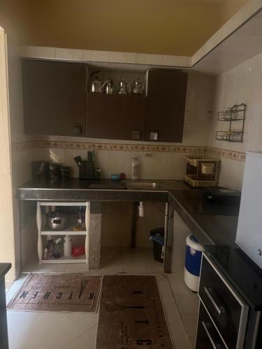 una cocina con fregadero y encimera en Espacieuse, en Marrakech