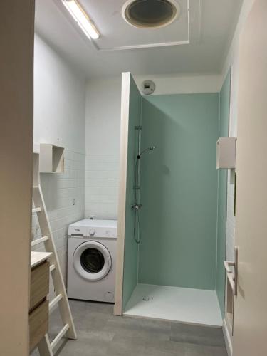 Et badeværelse på À 2 pas de plage et commerces, jardin & parking