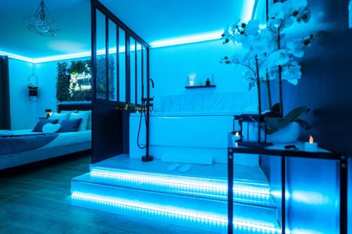 una camera da letto con luci blu di L'Atelier de rêves a Metz