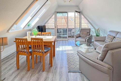 a living room with a table and a couch at Ostseeauszeit in Prerow