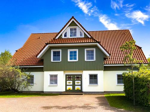 a house with a red roof at Ostseeauszeit in Prerow