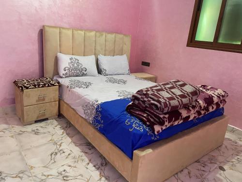 En eller flere senge i et værelse på Small beautiful villa